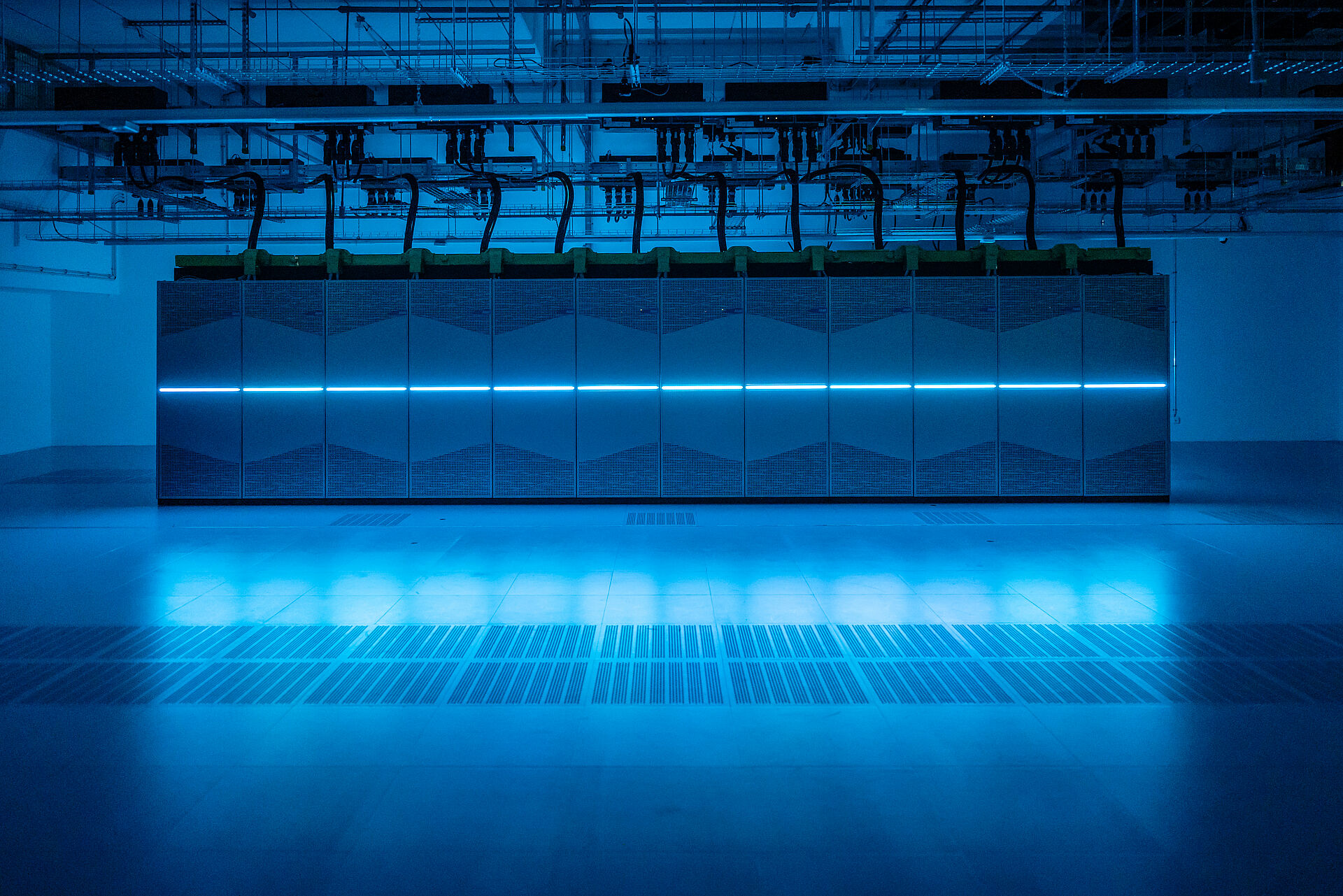 Der Supercomputer Noctua 2 des PC2 im Geb?ude X, die mittig angebrachte LED-Linienbeleuchtung der einzelnen Serverschr?nke taucht den Raum in blaues Licht.