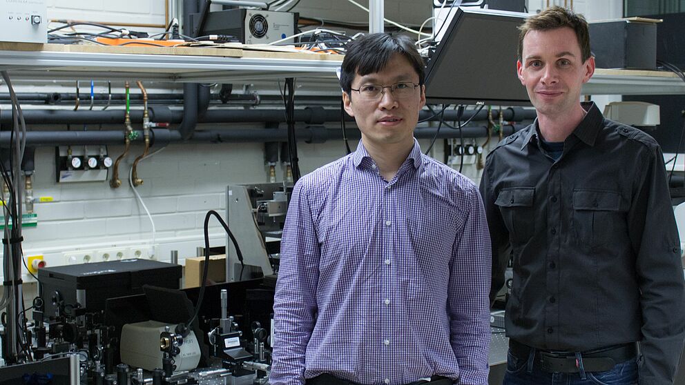 Bild (Department Physik): Dr. Guixin Li (links) und Prof. Thomas Zentgraf (rechts) im Laserlabor an der Universit?t Paderborn.