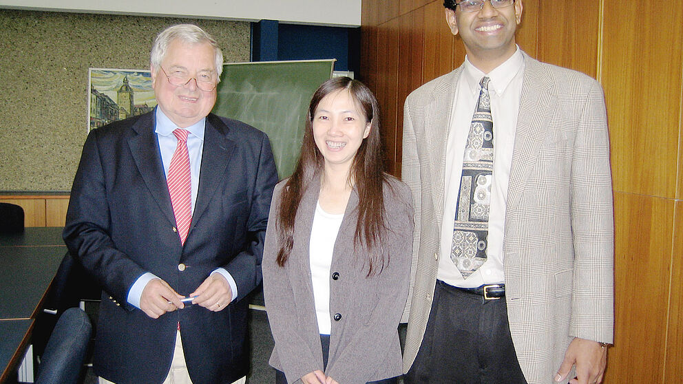 Foto (KTP): Prof. Dr. Potente, Leiter des Instituts fr Kunststofftechnik, Dr. Bin Lin und Prof. Dr. Sundararaj (v. l.).