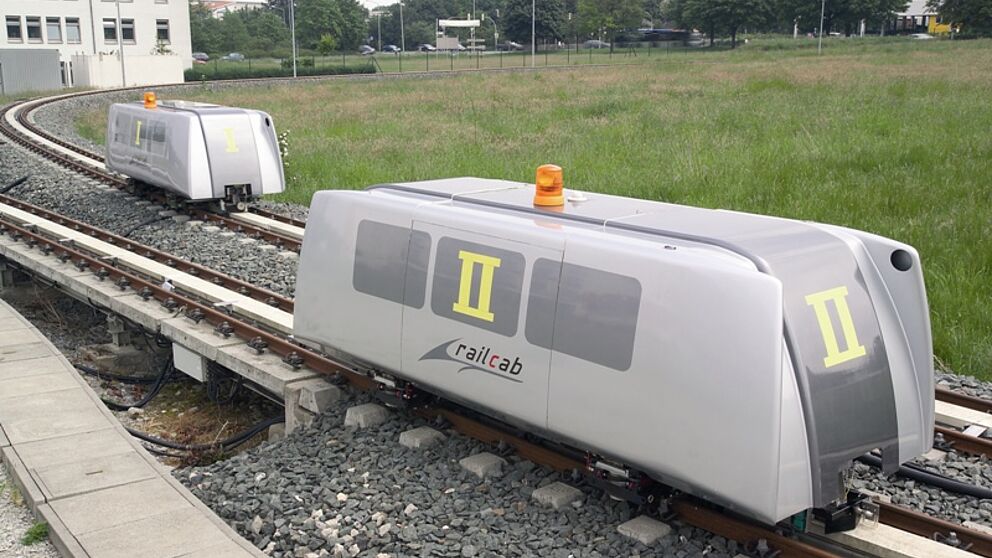 Foto (Universit?t Paderborn): RailCab-Fahrzeuge auf Versuchsstrecke