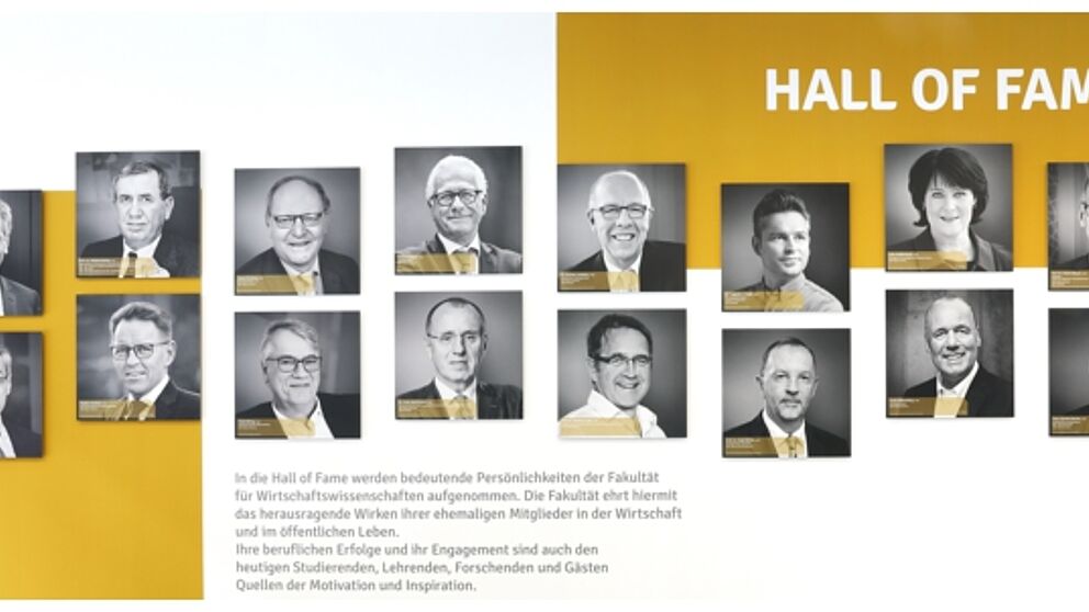 Foto (Universit?t Paderborn, Adelheid Rutenburges): Die 16 Portr?ts der Er?ffnungsreihe der Hall of Fame der Fakult?t fr Wirtschaftswissenschaften.