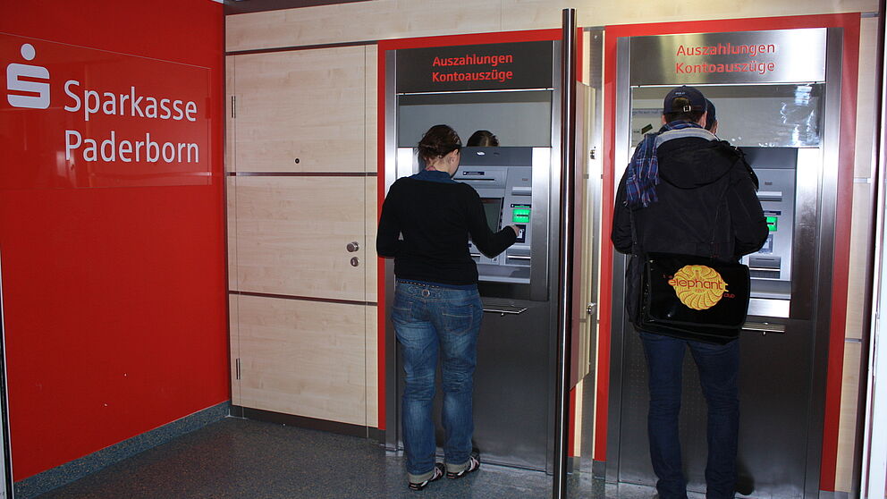 Foto (Universit?t Paderborn, Frauke D?ll): Zwei neue Geldautomaten mit integriertem Kontoauszugsdrucker an der Uni.