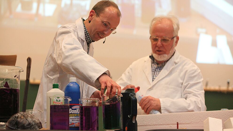 Foto (Universit?t Paderborn, Adelheid Rutenburges): Die beiden Quizmaster Dr. Andreas Hoischen (links) und Prof. Dr. Heinrich Marsmann bei der Arbeit.