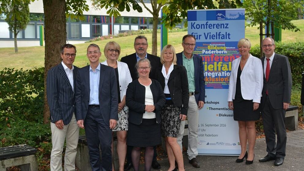 Foto (Amt fr Presse- und ?ffentlichkeitsarbeit, Kreis Paderborn): Organisatoren und Referenten der Konferenz fr Vielfalt 
