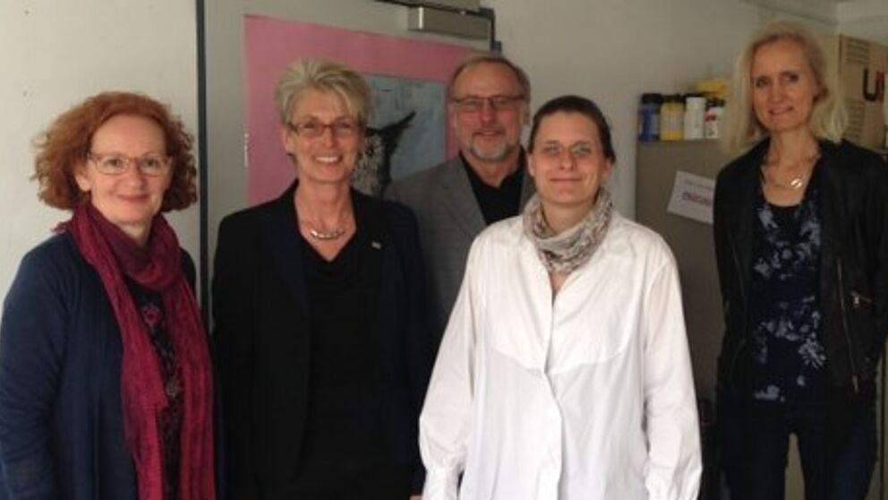 Foto: v. l.: Prof. Dr. Jutta Str?ter-Bender, Claudia Warnecke, Prof. Dr. Volker Peckhaus, Jennifer Lei?mann und Birgit Rohe.