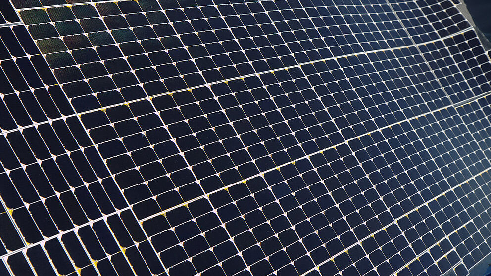 Foto (Steve Rainwater, flickr; Link: https://creativecommons.org/licenses/by-sa/2.0/): Solarzellen fr die Energiegewinnung. 
