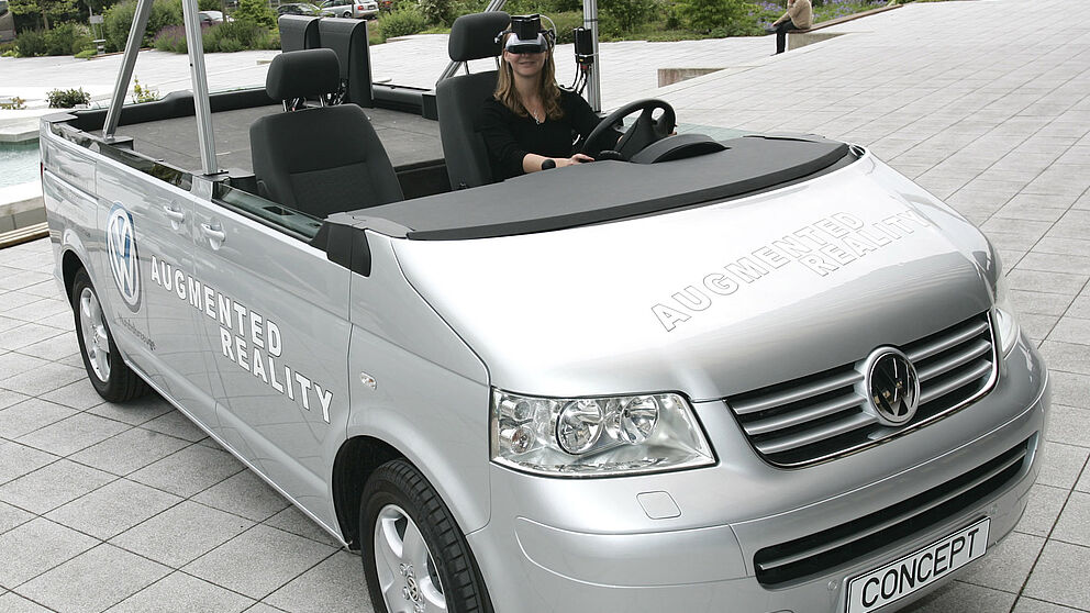 Die ?Mobile Augmented Reality Versuchsplattform: Reales Fahrzeug und virtueller Innenraum verschmelzen zu einem neuen Prototypen [Foto: Jan Braun/HNF]