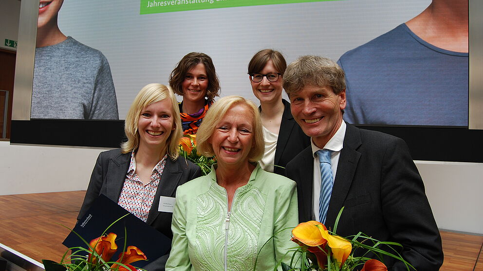 Foto: Die Preistr?ger vom Studienfonds OWL mit der Bundesministerin fr Bildung und Forschung Johanna Wanka.