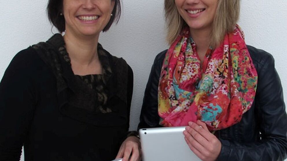 Foto (Universit?t Paderborn, Cinderella Schr?der): Dr. Yvonne Salman berreichte das iPad der Studentin Christin B?rsting.