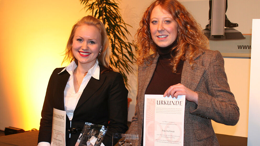 Foto (v. li.): Angela Bergner und Ina Kukuk erhielten auf der Internationaler Tourismus B?rse (ITB) in Berlin den Wissenschaftspreis 2007