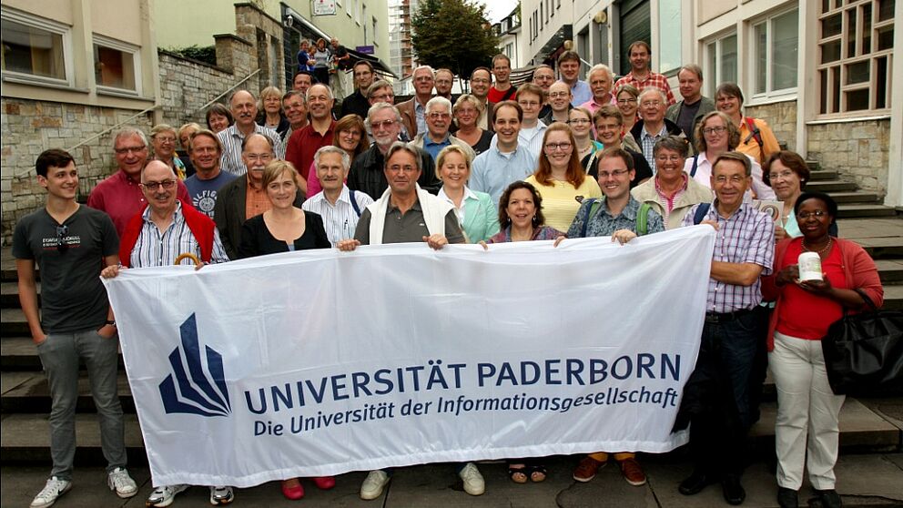 Foto (Universit?t Paderborn, Patrick Kleibold): Am Libori-Freitag haben sich rund 110 ehemalige Studenten sowie Dozenten der Hochschule zum zweiten Libori-Treff der Ehemaligen auf dem Franz-Stock-Platz getroffen.