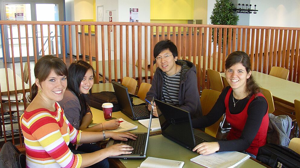 Foto (Universit?t Paderborn, Martin Decking): Studierende bei der Arbeit auch in der Mensa. Von links: Jacqueline 365Ͷע_365Ͷע@vers, Ting Chen, Shu Xiang und Regina Wiens