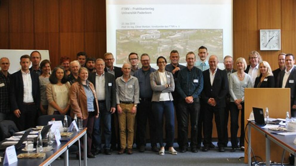 Foto (Universit?t Paderborn): Die Teilnehmerinnen und Teilnehmer des FTMV-Praktikantentages.