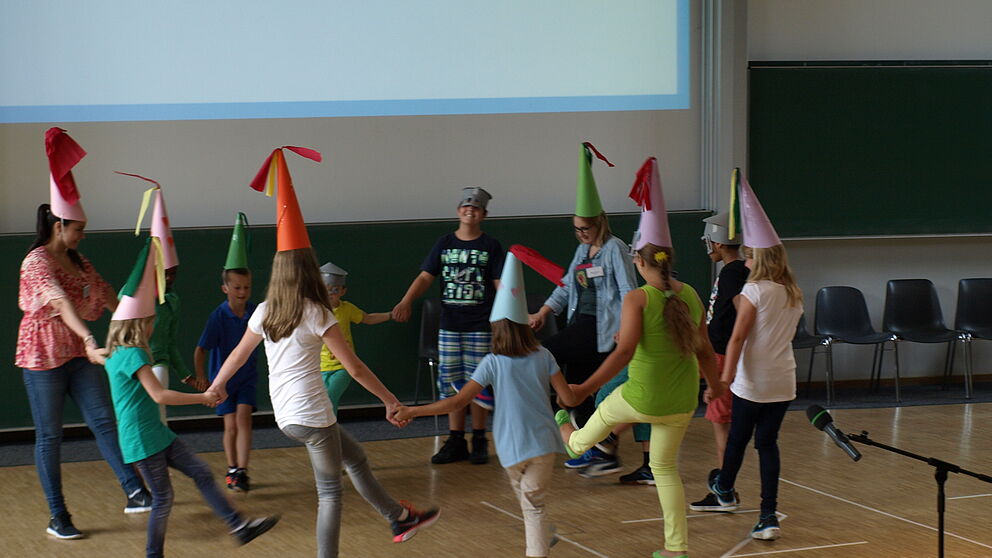 Foto (Universit?t Paderborn, Bianca Oldekamp): Mit einem mittelalterlichen Schiarazula-Tanz zeigten die Kinder der Gruppe ?Grn dem Publikum, wie im Mittelalter getanzt wurde.