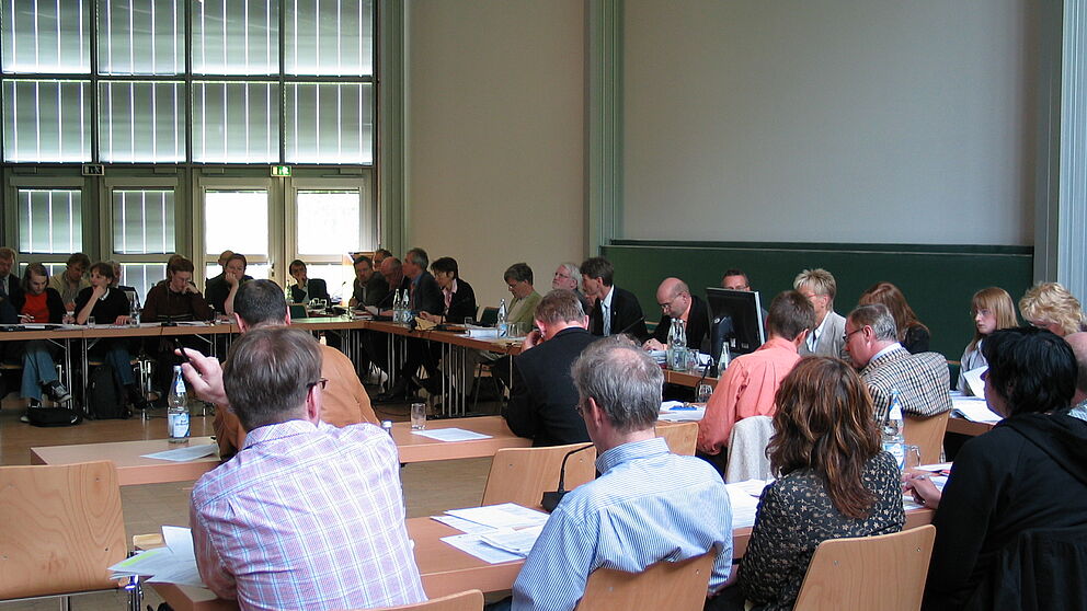 Foto (Ramona Wiesner): Der Senat der Universit?t Paderborn beschloss nach 5 Stunden intensiver Diskussion am 24. Mai 2006 die Beitragssatzung zur Einfhrung von Studiengebhren.