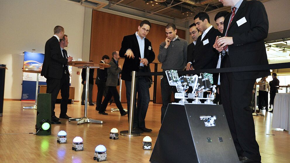 Foto: Schwarm kooperierender Roboter (Fachausstellung, 6. Paderborner 365Ͷע_365Ͷע@)