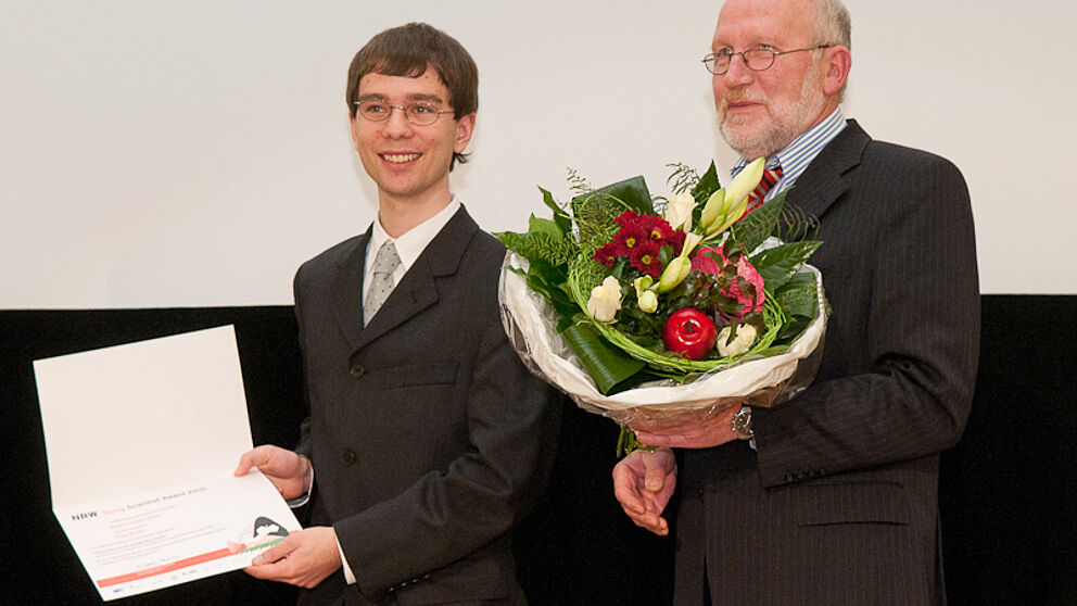 Foto (Robert Timmermann): Prof. Dr. Hans Kleine Bning gratuliert Philipp Wendler zum diesj?hrigen NRW Young Scientist Award.