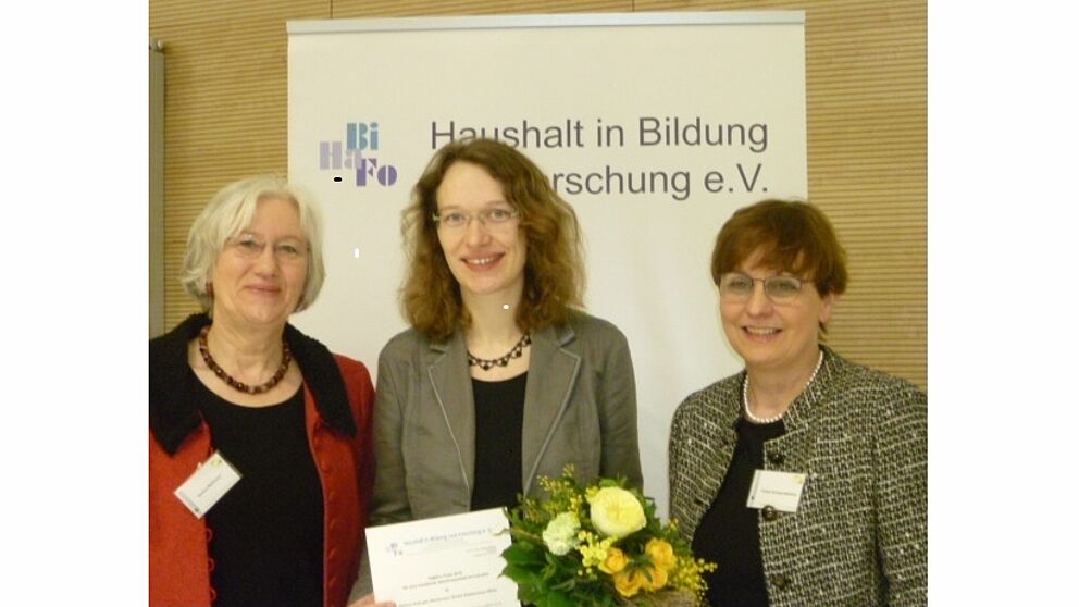 Foto (Universit?t Paderborn, Regina Bigga): HaBiFo-Nachwuchs-Preisverleihung 2015: (v. l. n. r.) Prof. Dr. Barbara Methfessel, Stefanie Nolte und Prof. Dr. Kirsten Schlegel-Matthies.