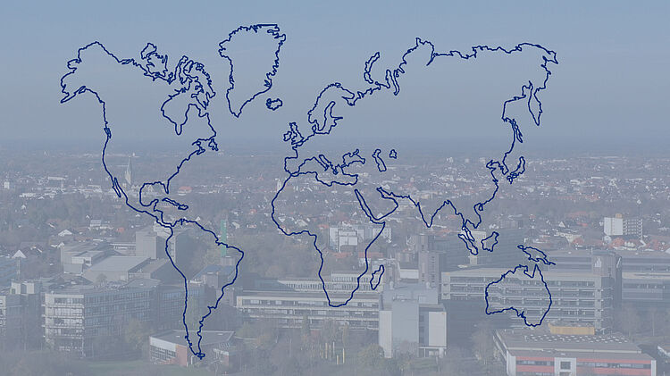 Luftaufnahme der Universit?t Paderborn mit einer Weltkarten-Grafik im Vordergrund.