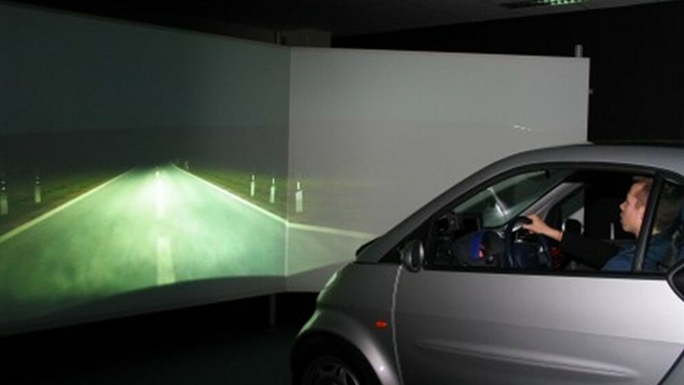 Foto: L-LAB-Fahrsimulator, der ein echtes Fahrzeug mit einer virtuellen Teststrecke interaktiv verknpft