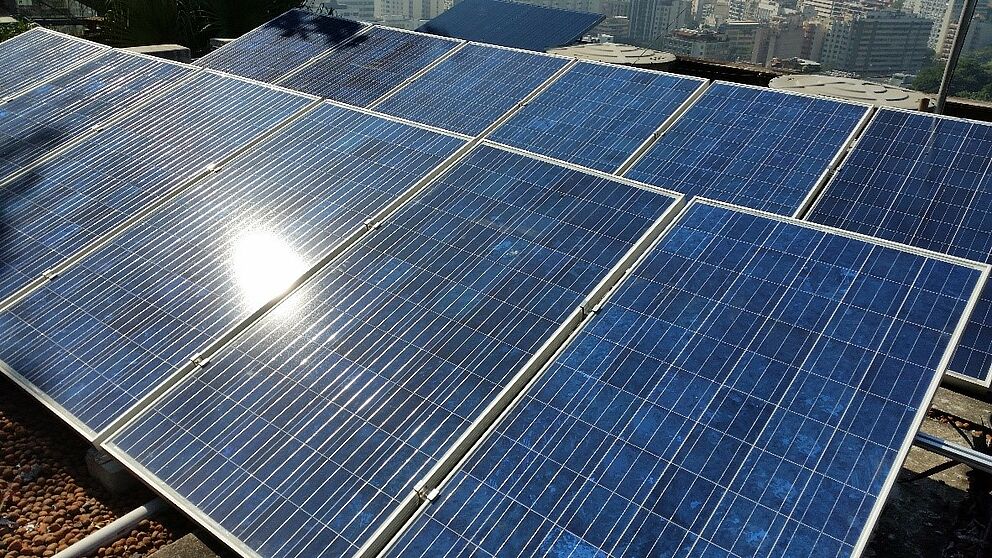 Foto (Universit?t Paderborn, Stefan Krauter): Photovoltaik-Installation in Rio de Janeiro: Auf dem Kongress RIO15 wollen Experten und Politiker ber den Ausbau der Solartechnik in Brasilien diskutieren.