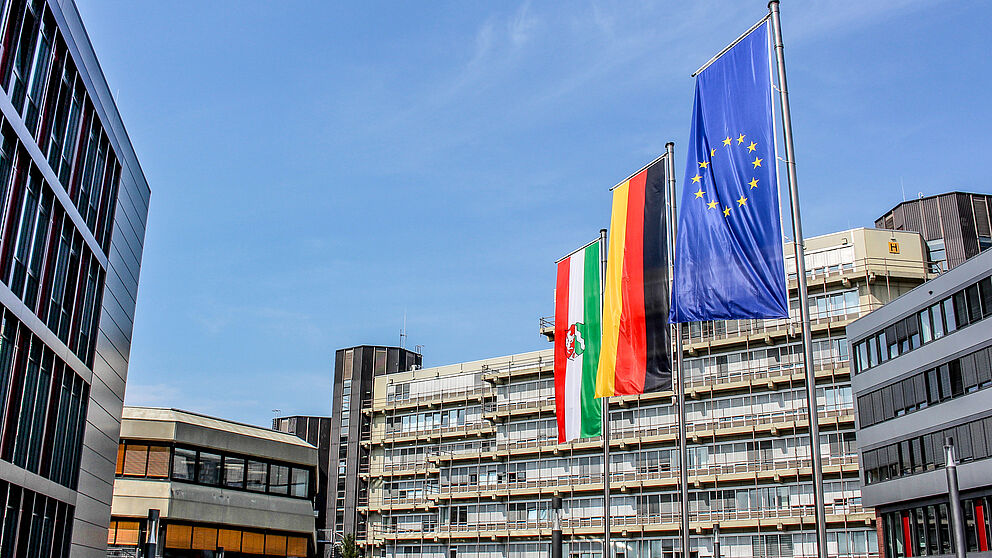 Vor dem Haupteingang der Universit?t Paderborn sind die Flagge des Landes Nordrhein-Westfalen, die Deutschland-Flagge und die Flagge der Europ?ischen Union gehisst.