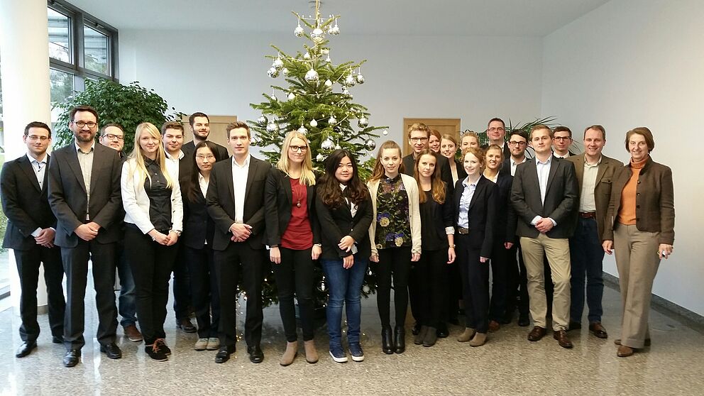 Foto (arvato Bertelsmann): Die Studenten der Uni Paderborn freuen sich ber den erfolgreichen Abschluss des Seminars.