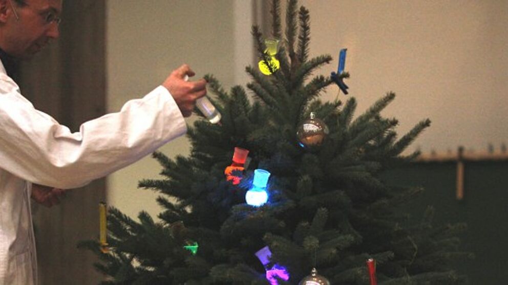 Foto (Universit?t Paderborn, Adelheid Rutenburges): Dr. Andreas Hoischen bei der Arbeit: ?Ganz ohne Chemie leuchtet auch nicht der Weihnachtsbaum.
