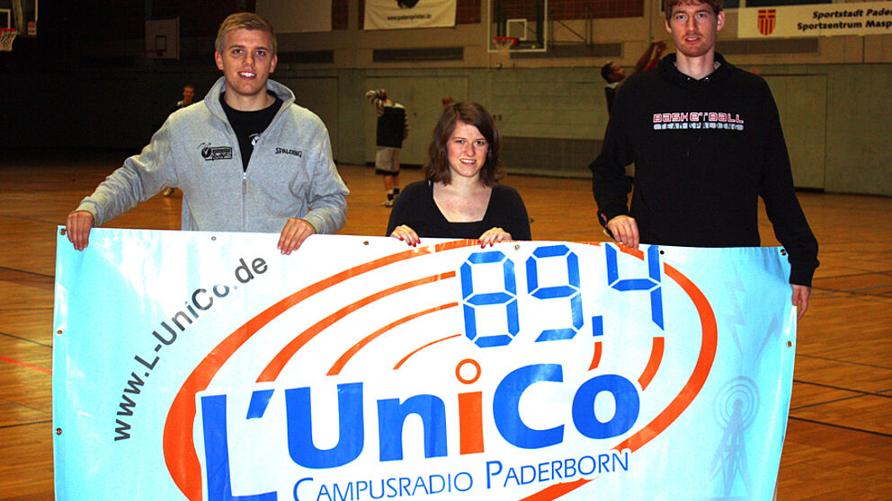 Foto: Haye Rosenbusch (Co-Trainer der webmoebel Baskets), Marie Schwabe (Sportreporterin L'UniCo), Ben Sp?ler (Centerspieler der webmoebel Baskets) (v.r.n.l.)