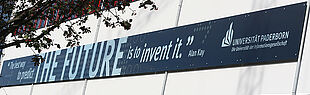 Geb?ude O mit dem Zitat "The best way to predict the future is to invent it" von Alan Kay.