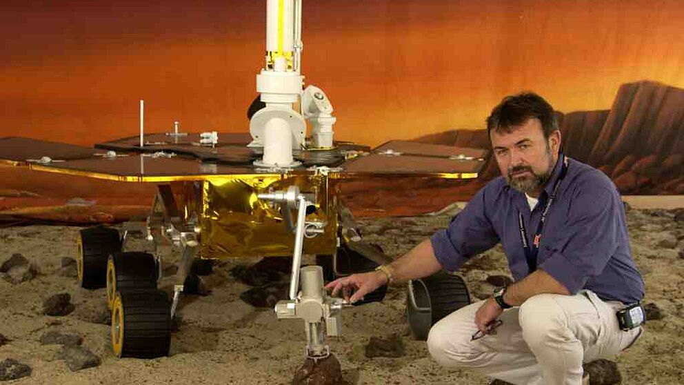 Foto: Ein Rover-Fahrzeug in einer dem Mars nachgestellten Landschaft mit Dr. G?star Klingelh?fer von der Universit?t Mainz, der an der Uni Paderborn ber "Wasser auf dem Mars?" referieren wird