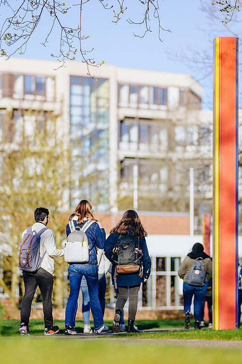Eine Gruppe Studierender l?uft ber den Campus der Universit?t Paderborn auf das Audimax zu.