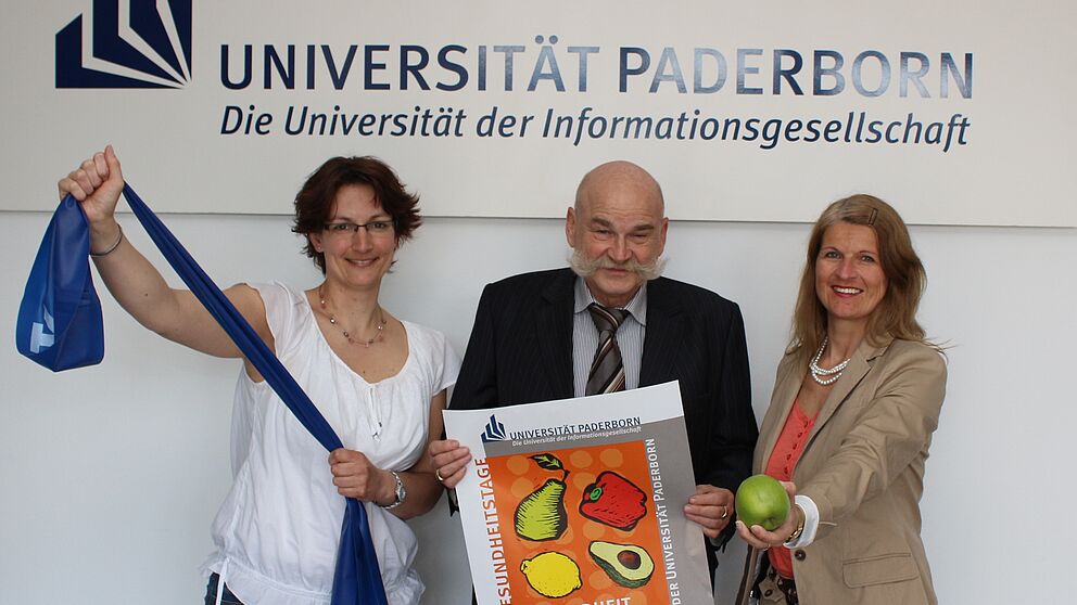 Foto (Universit?t Paderborn, Heiko Appelbaum): Sandra Bischof (links), Jrgen Plato und Diana Riedel laden zu den Uni-Gesundheitstagen 2013 ein.