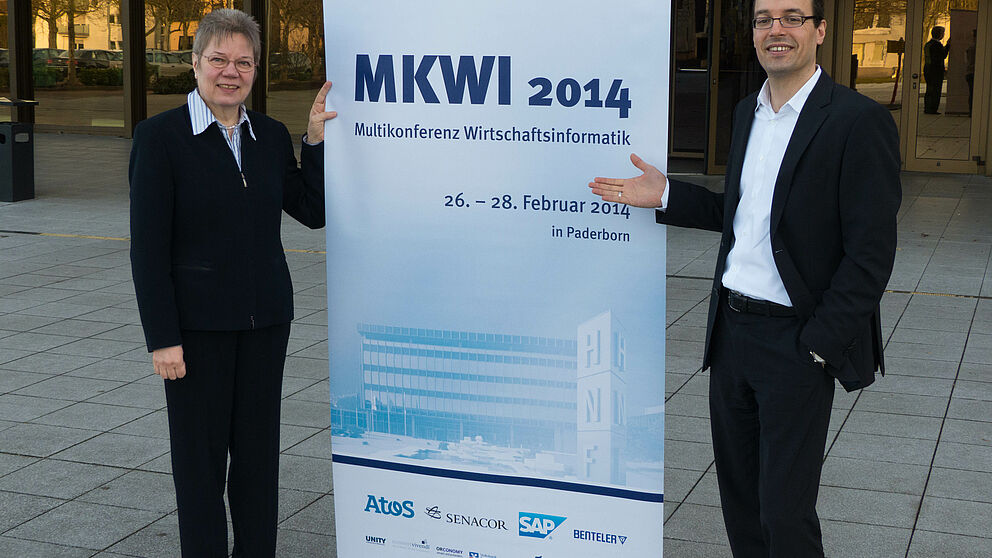 Foto (Universit?t Paderborn): Die Tagungsleiter Prof. Dr. Leena Suhl und Prof. Dr. Dennis Kundisch pr?sentieren das Programm der Multikonferenz Wirtschaftsinformatik (MKWI).