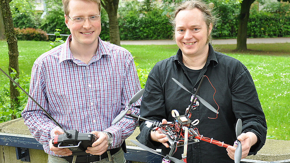 Foto (Katharina B?tz): Hermann Simon Lichte und Juniorprofessor Dr. Hannes Frey (r.) mit einem Quadrocopter