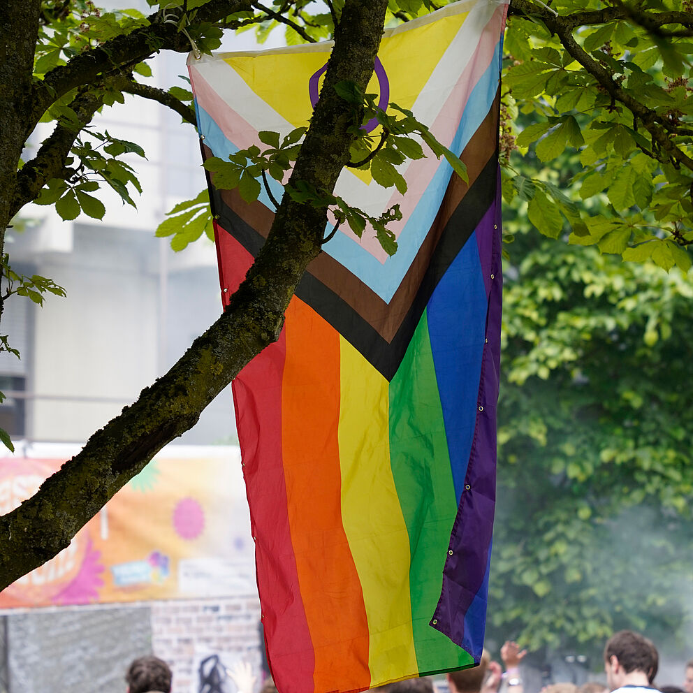 Die Inter* Inclusive Pride Flag schmückt beim AStA-Sommerfestival den Campus der Universit?t Paderborn.
