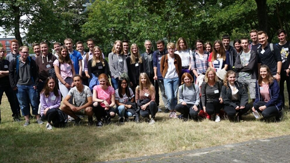 Foto (Universit?t Paderborn, Department Physik): Die Teilnehmenden des fnften SommerCamps Physik 2019 an der Uni Paderborn.