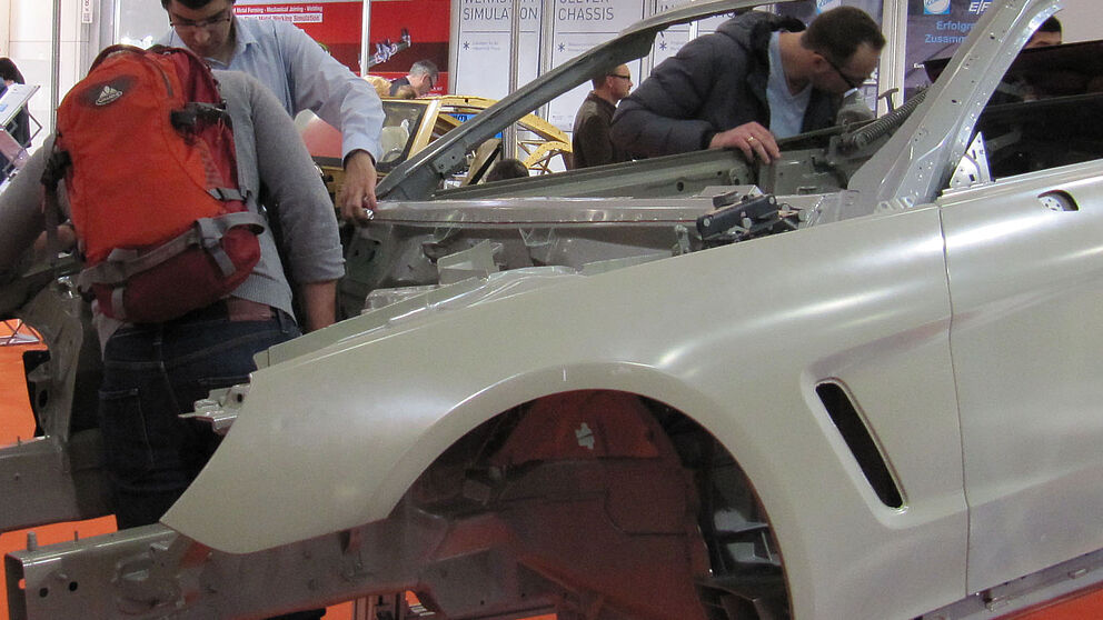 (Foto: Jana Neuhaus) Fgetechniken am echten Objekt C die Fahrzeugkarosserie  des Mercedes-Benz SL Cabrio