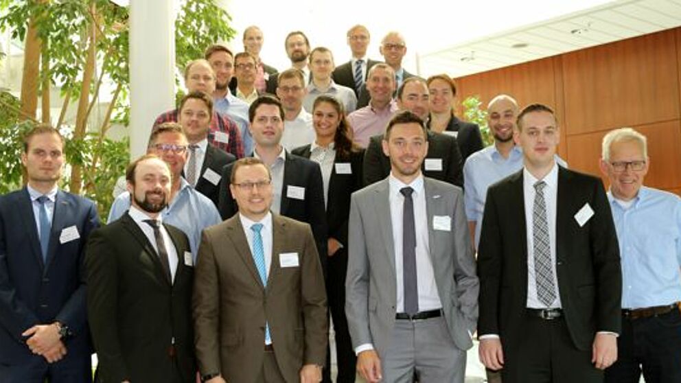 Foto (Universit?t Paderborn, Heinz Nixdorf Institut): Das Projektkonsortium nach erfolgreichem Abschluss des Meilensteins mit Projektleiter Prof. Dr.-Ing. Jrgen Gausemeier (rechts).