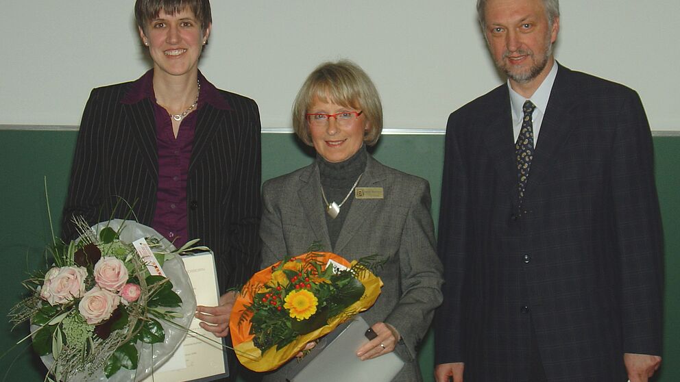 Foto (Martin Decking): Freuen sich ber den ersten ?Zonta Club Paderborn Award (v. l.): Dr. Kathrin Padberg, B?rbel Meerk?tter, Prof. Dr. Wilhelm Sch?fer.
