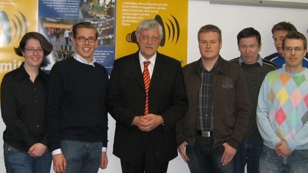 Foto (Kai-Uwe Heidemeier): Brgermeister Heinz Paus (CDU) diskutierte mit Studierenden.