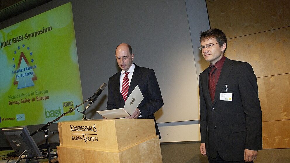Foto: Am 13. Oktober wurde Dr. Stephan V?lker (rechts) mit dem Deutschen Verkehrssicherheitspreis 2006 fr seine Forschung ber die Optimierung von Fahrzeugscheinwerfern vom Bundesverkehrsminister Wolfgang Tiefensee (links) ausgezeichnet.